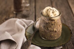 Overnight Oats mit Banane, Schoko und Chiasamen