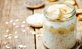 Overnight Oats mit Bananenmus und Chiasamen