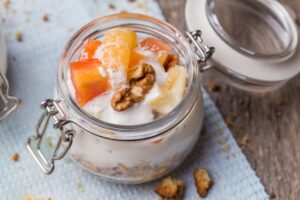 Overnight Oats mit Quark, Mandarine und Walnüssen