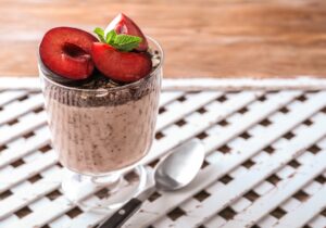 Overnight Oats mit gepufftem Schokoquinoa und Pflaume