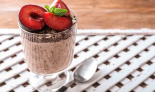 Overnight Oats mit gepufftem Schokoquinoa und Pflaume