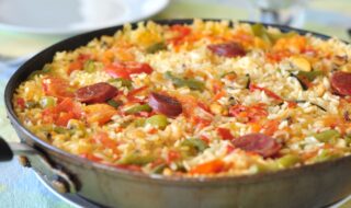 Paella mit Paprika und Chorizo