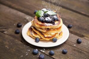 Bananen-Pancakes mit Blaubeeren