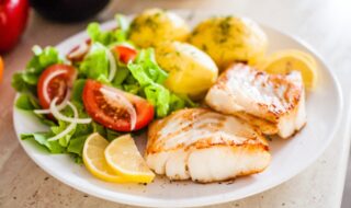 Pangasiusfilet mit Dillkartoffeln und Salat