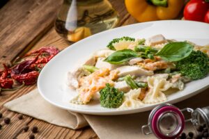 Pasta mit Hähnchenbrust, Brokkoli und Bohnen in Sahne-Sauce