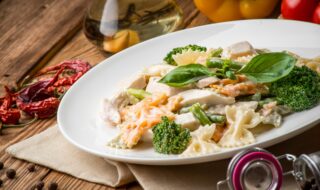 Pasta mit Hähnchenbrust, Brokkoli und Bohnen in Sahne-Sauce