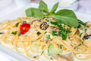 Pasta mit Champignons und Tomaten in veganer Sahne-Sauce