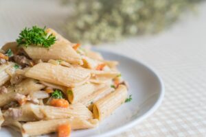 Pasta mit Geflügel und Möhren