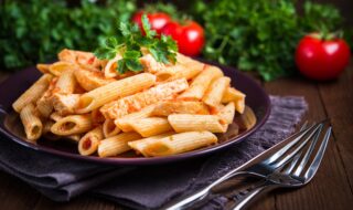 Pasta mit Geflügel in Tomaten-Sahne-Sauce