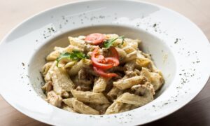 Pasta mit Champignons in Sahne-Sauce