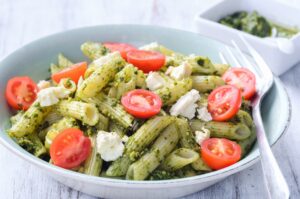 Pasta mit Pesto, veganem Feta und Kirschtomaten