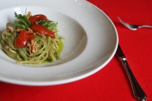 Pasta mit Pesto, Paprika und Walnüssen