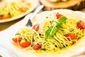 Pasta mit Pesto, Tomaten und Parmezzano