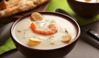 Pastinakencremesuppe mit Limetten-Garnelen