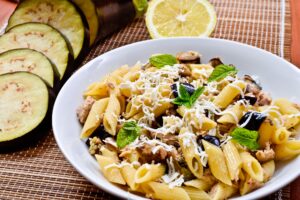 Penne mit Aubergine, Thunfisch und Mozzarella