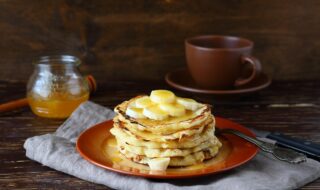 Pfannkuchen mit Apfel, Frischkäse, Banane und Honig