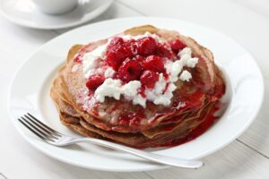 Apfel-Pfannkuchen mit Frischkäse, Hüttenkäse und Himbeeren