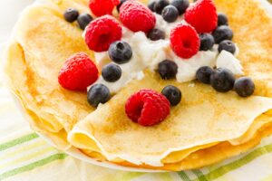 Crêpe mit Beeren und Quarkcreme