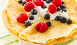 Crêpe mit Beeren und Quarkcreme