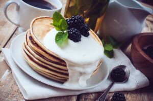 Apfel-Pfannkuchen mit Mandeljoghurt