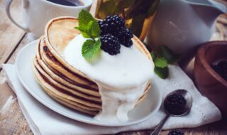 Apfel-Pfannkuchen mit Mandeljoghurt