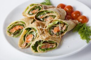 Pfannkuchen mit Lachs und Salat