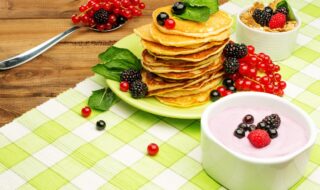 Pancakes mit Beeren und Quark