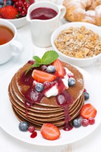 Schokoladen-Pfannkuchen mit Beerenmix