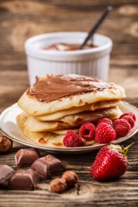 Pancakes mit Bananen-Schoko-Creme und Himbeeren