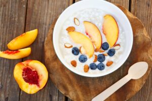 Chiasamen-Porridge mit Mandelmehl mit Obst