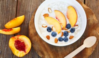 Chiasamen-Porridge mit Mandelmehl und Obst