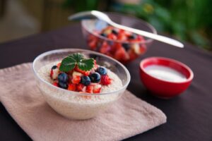 Porridge mit Beeren und Quark