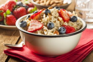 Porridge mit Banane, Beeren und Mandeln