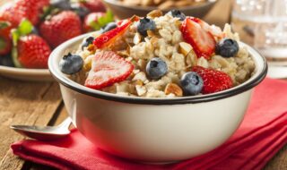 Porridge mit Banane, Beeren und Mandeln