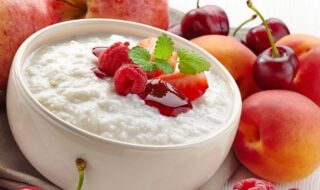 Porridge mit Banane, Erdbeeren und Himbeeren