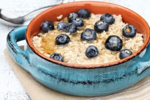 Porridge mit Bananen und Blaubeeren