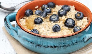 Porridge mit Bananen und Blaubeeren