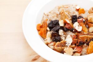 Porridge mit Banane und getrockneten Früchten