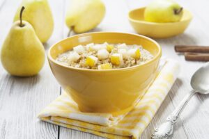 Porridge mit Birne, Quark und Walnüssen