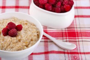 Porridge mit Himbeeren und Banane