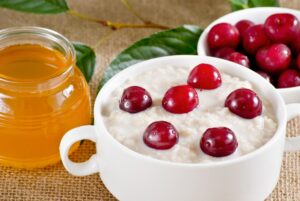 Porridge mit Kirschen und Bananen