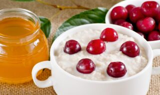 Porridge mit Kirschen und Bananen