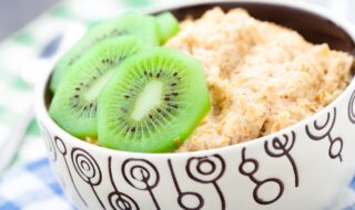 Porridge mit Kiwi und Apfel