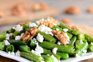 Prinzessbohnen mit veganem Feta und Walnüssen