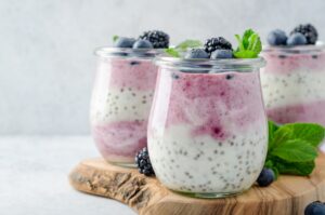 Quarkcreme mit Blaubeeren, Brombeeren und Chiasamen