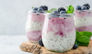 Quarkcreme mit Blaubeeren, Brombeeren und Chiasamen