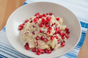 Kokosnuss-Quinoa-Milchreis mit Granatapfel