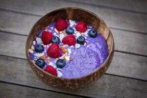 Quinoa-Milchreis mit Blaubeeren und Kokos