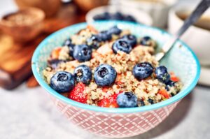 Quinoa mit Blaubeeren und Erdbeeren