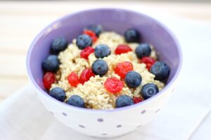 Süßer Blaubeer-Quinoa mit Cranberries